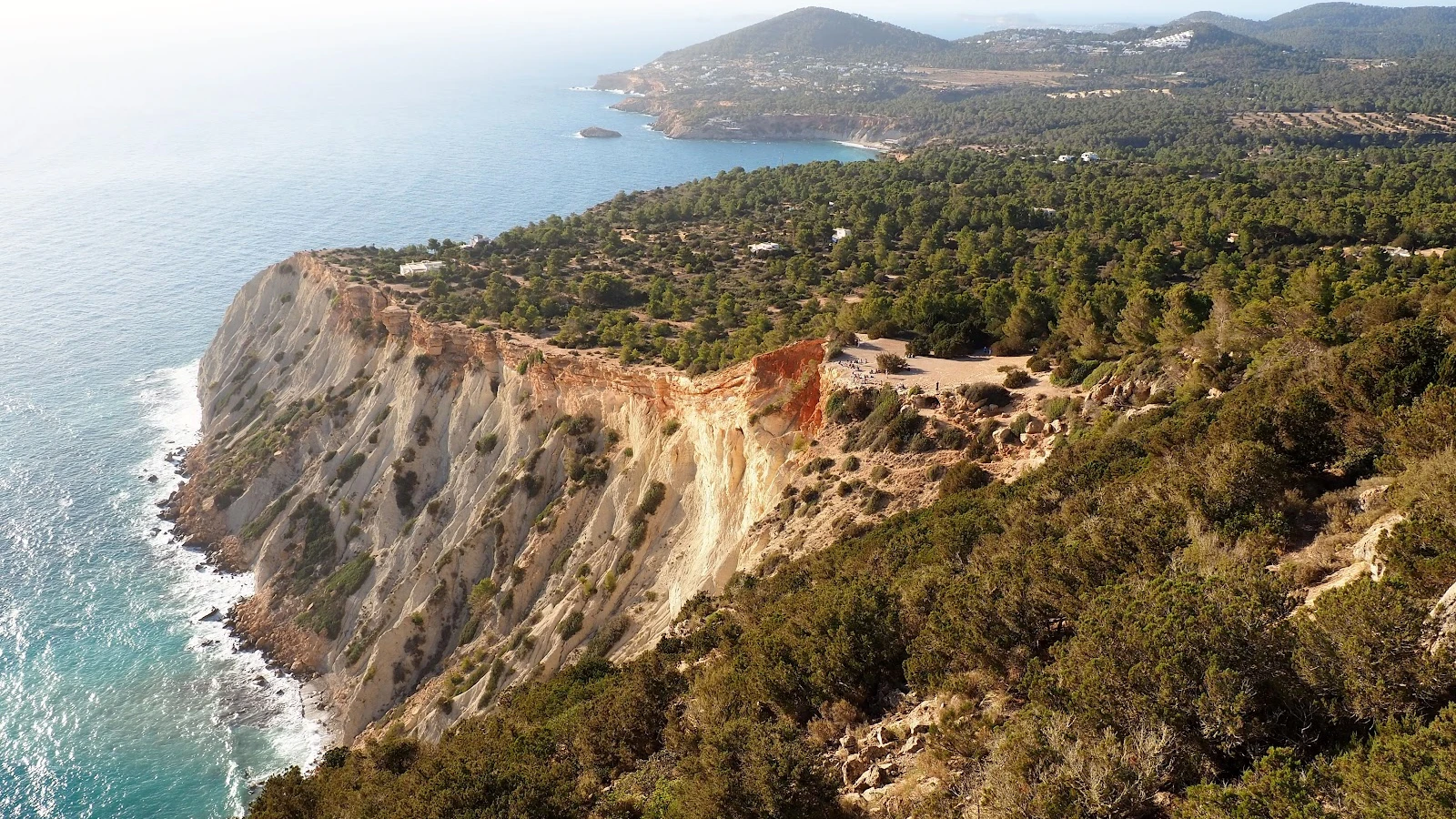 Location de SUV pas cher près de l'aéroport d'Ibiza au printemps