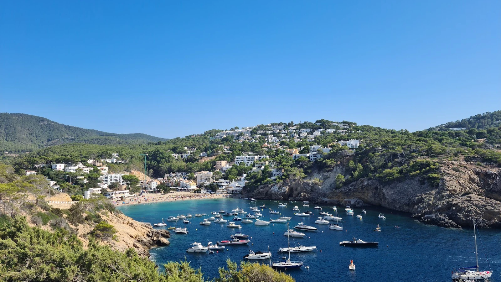 Route côtière pittoresque parfaite pour un road trip en voiture à Ibiza
