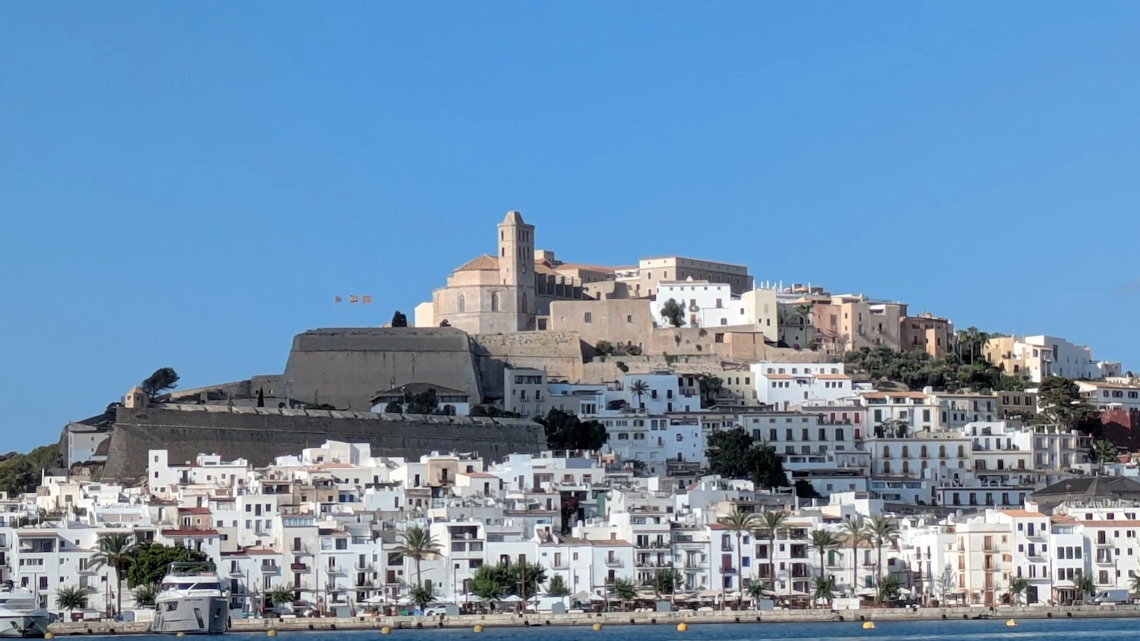 Conduite d'une voiture de location à travers la ville d'Ibiza pour atteindre les remparts du château de Dalt Vila