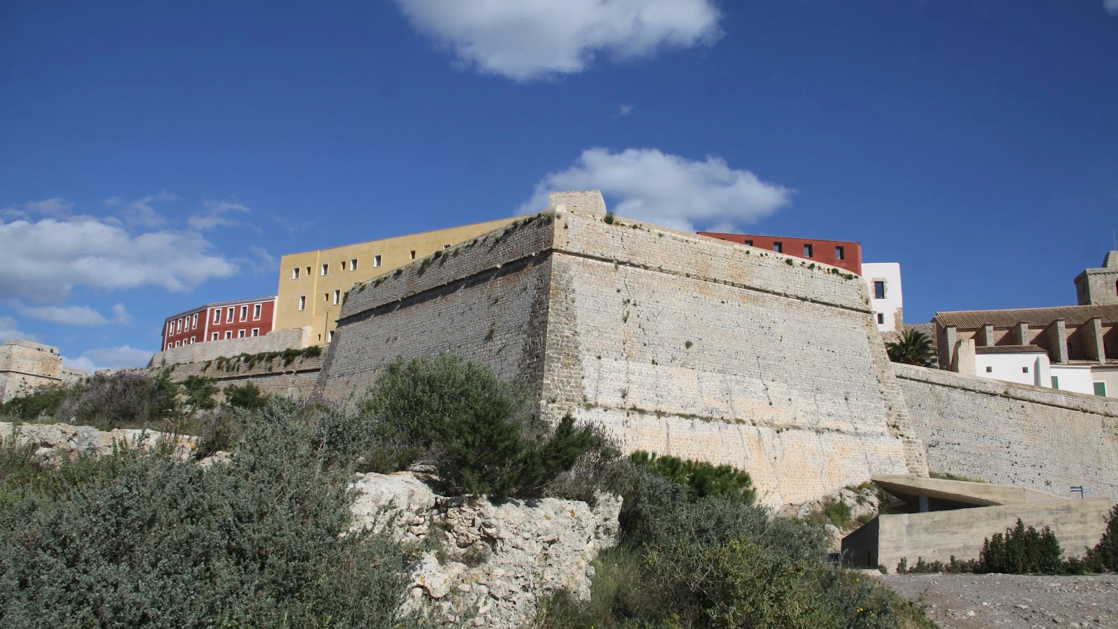 Road trip en voiture de location du Château d'Ibiza à Cala Conta et Ses Salines