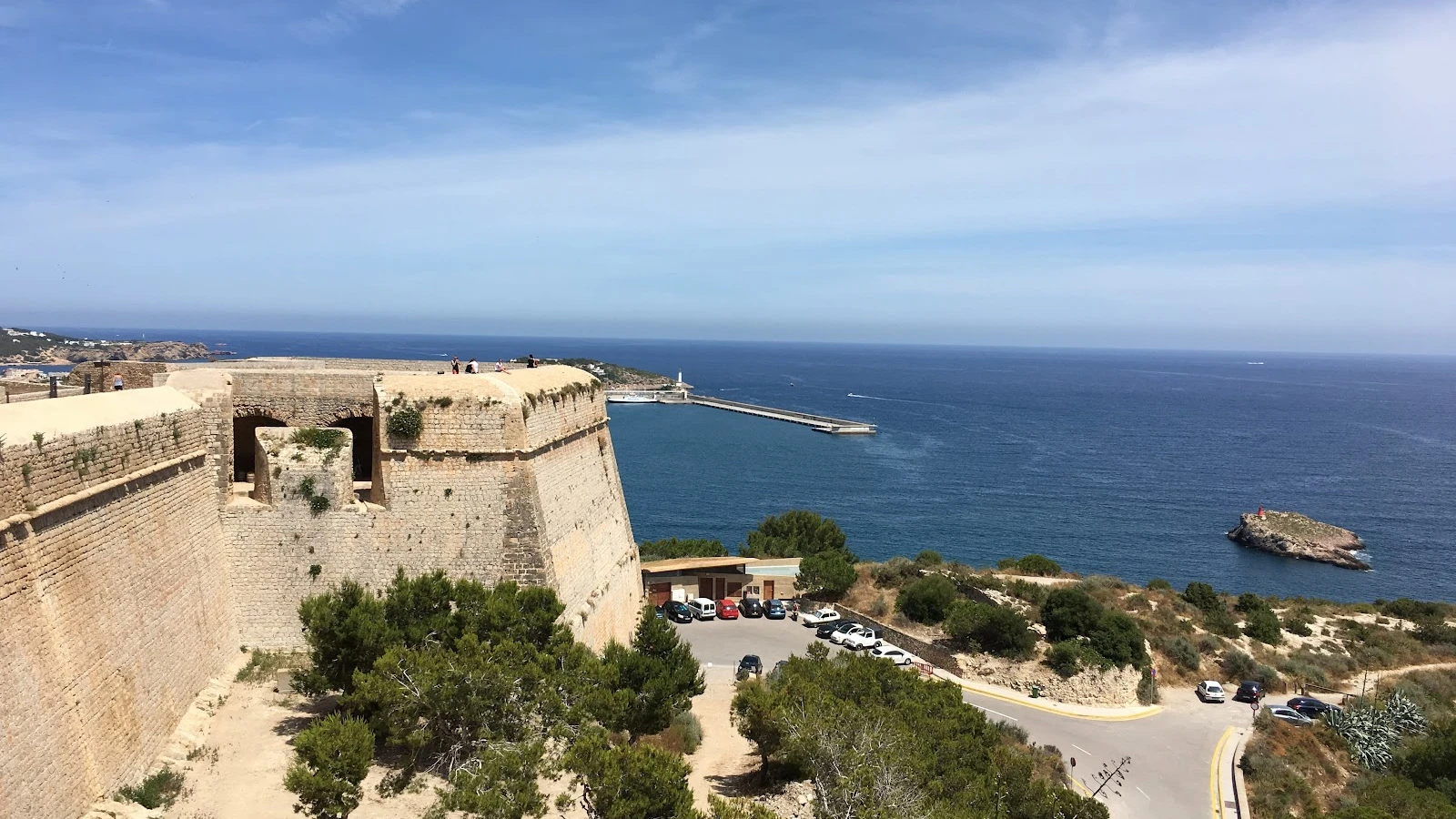 Voiture de location compacte automatique pour explorer la ville d'Ibiza et la zone du château