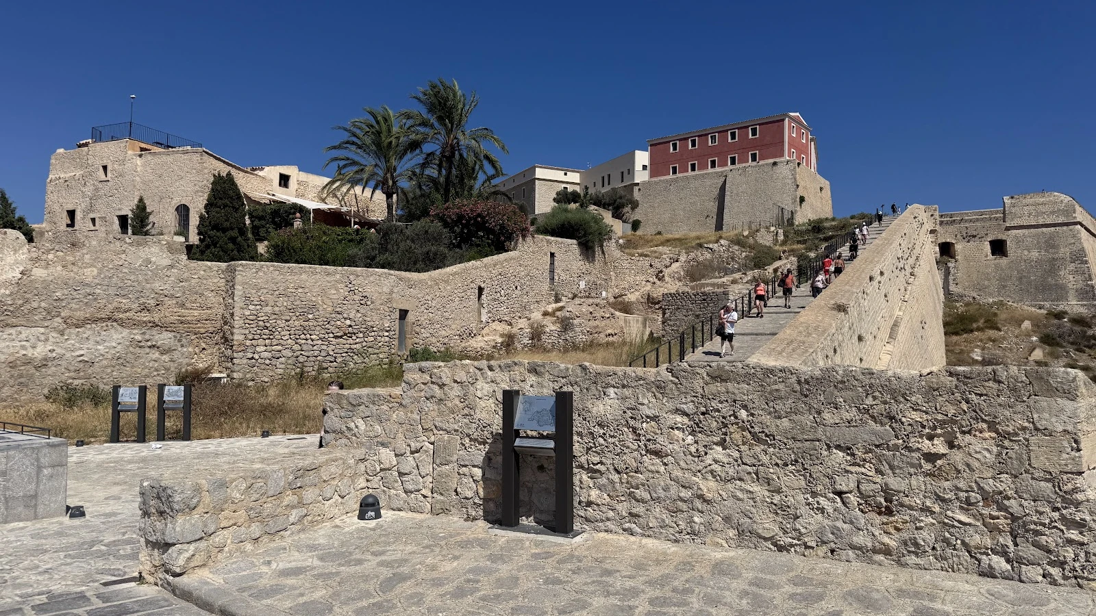 Accès en voiture de location au Château d'Ibiza dans la vieille ville UNESCO de Dalt Vila