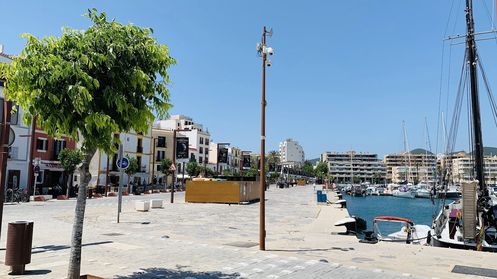 Scenisk kustväg nära Ibiza Hamn mot Es Vedra utsiktsplats