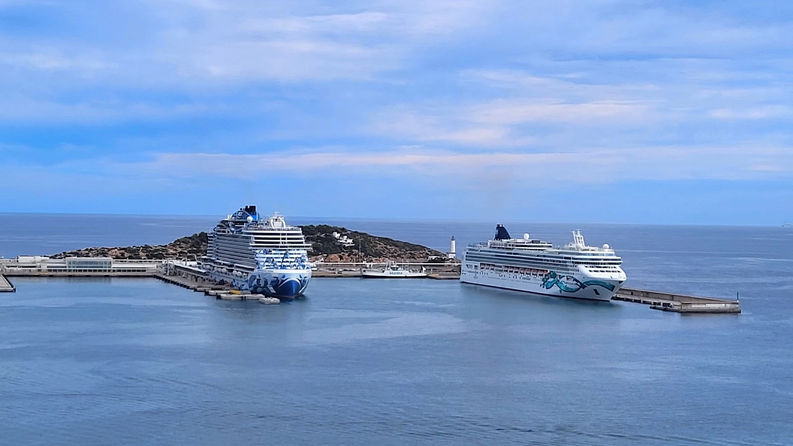 Ibiza Hamns strandpromenad vid skymning - idealisk bas för biluthyrning