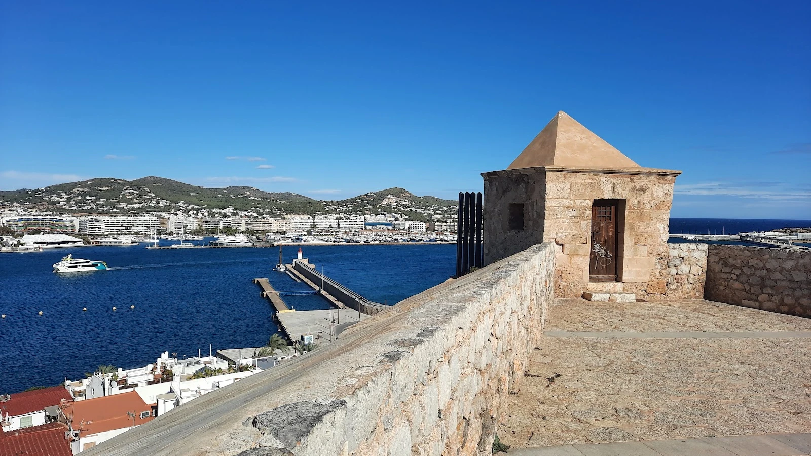 Utsikt över Ibiza gamla stad från hamnen - börja din roadtrip här
