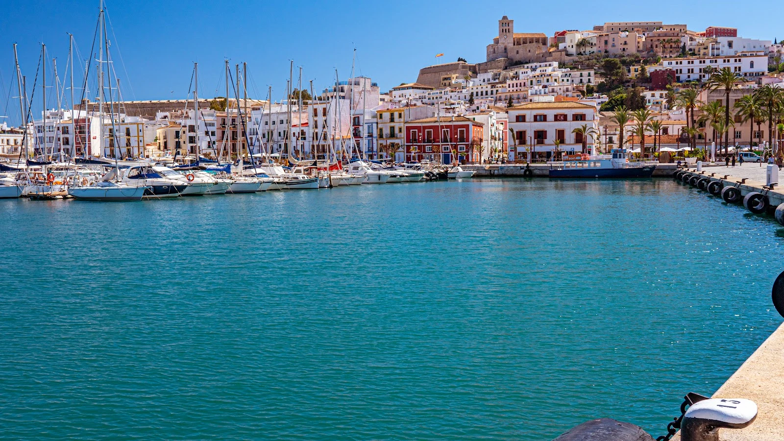 Hämtningspunkt för biluthyrning nära Ibiza Hamns strandpromenad